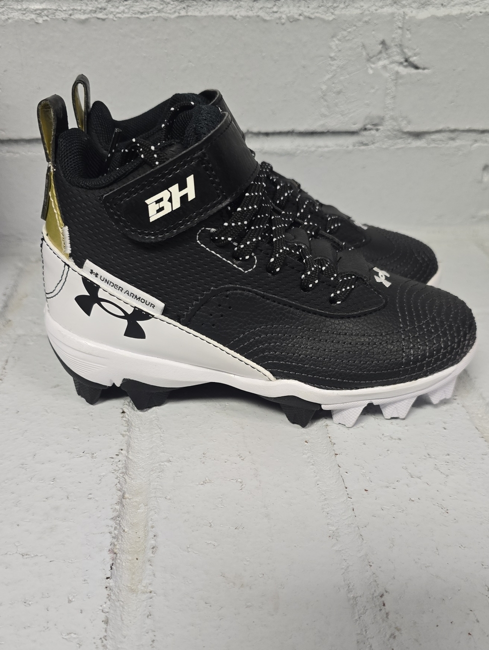 Under Armour Kids Black White and Gold Cleats with BH Strap.  Size 11k. NIB